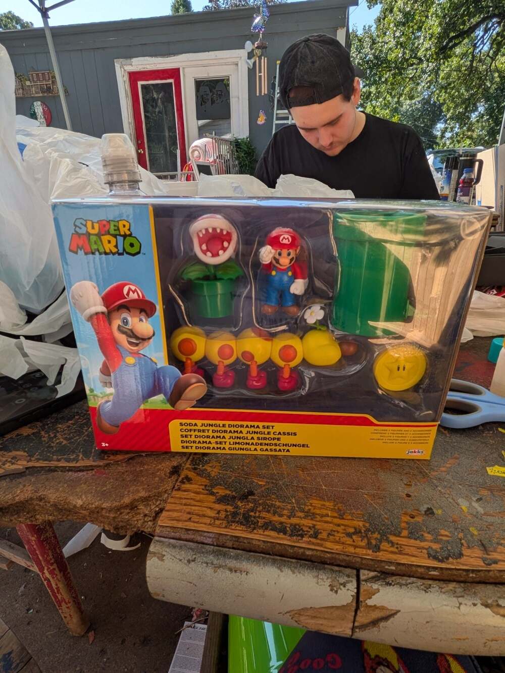 Super Mario Soda Jungle Diorama Set with Mario, Wiggler